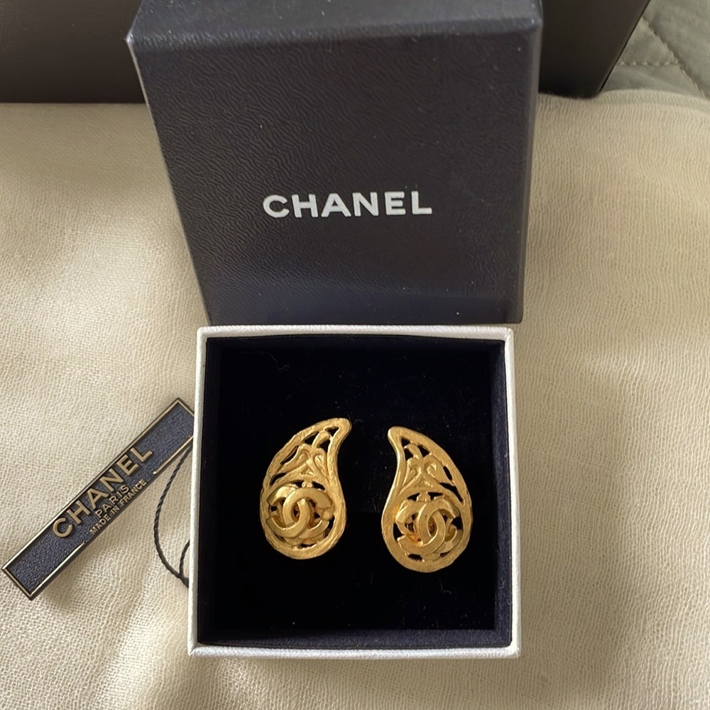 Chanel Authentic Vintage CC logo Earrings